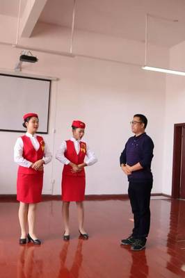 吉水團縣委組織勤練禮儀迎來賓，服務活動敬萬里展覽